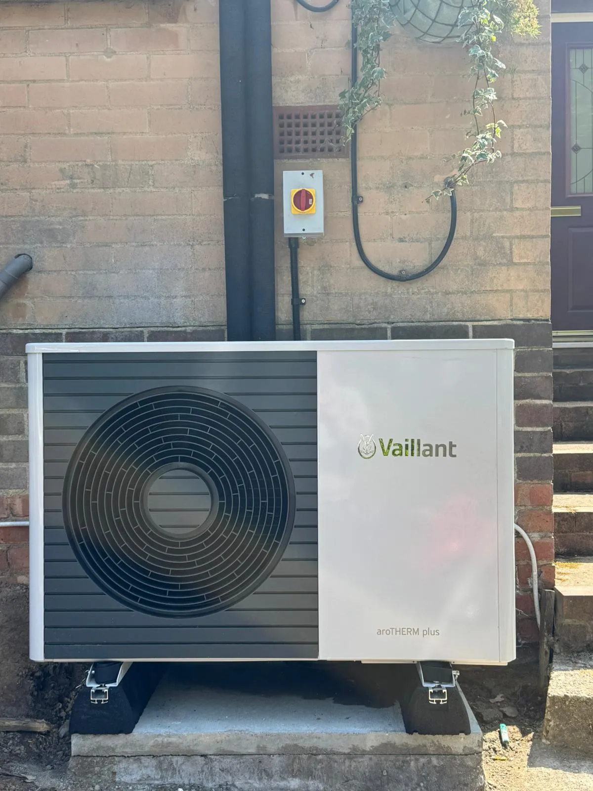 A large air conditioner sitting outside of a building.
